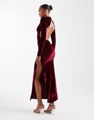 ASOS DESIGN - Langärmliges Maxikleid aus Samt in Beerenrot mit Rückenausschnitt und Verzierung