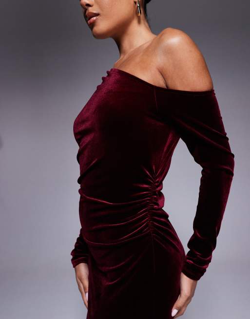 ASOS DESIGN – Langärmliges Maxikleid aus Samt in Burgunderrot mit abfallender Schulterpartie, 4 von 4