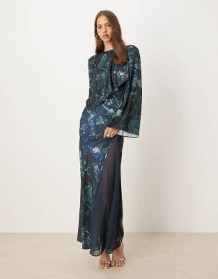 ASOS DESIGN - Langärmliges Maxikleid aus Satin in Marineblau mit Cape-Detail und Blumenmuster-Bunt