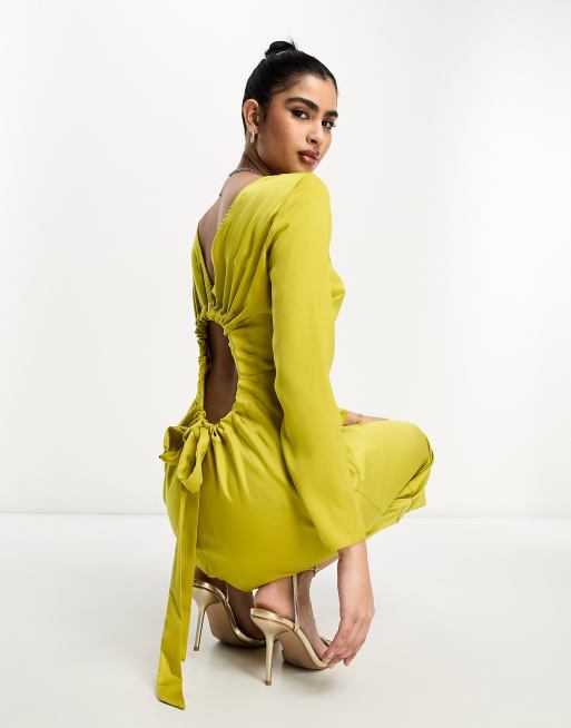 ASOS DESIGN – Langärmliges Maxikleid aus Satin in Olivgrün mit Tunnelzug hinten