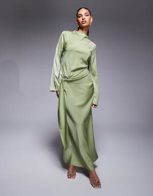 ASOS DESIGN - Langärmliges Maxikleid aus Satin in sanftem Grün mit asymmetrischem Schnitt, D-Ring und Schnalle