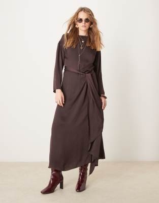 ASOS DESIGN - Langärmliges Maxikleid aus Satin in Schokobraun mit Bindedetail