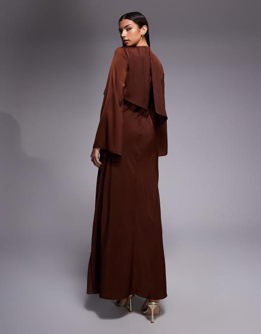 ASOS DESIGN – Langärmliges Maxikleid aus Satin in Schokobraun mit Cape-Detail  , 3 von 4