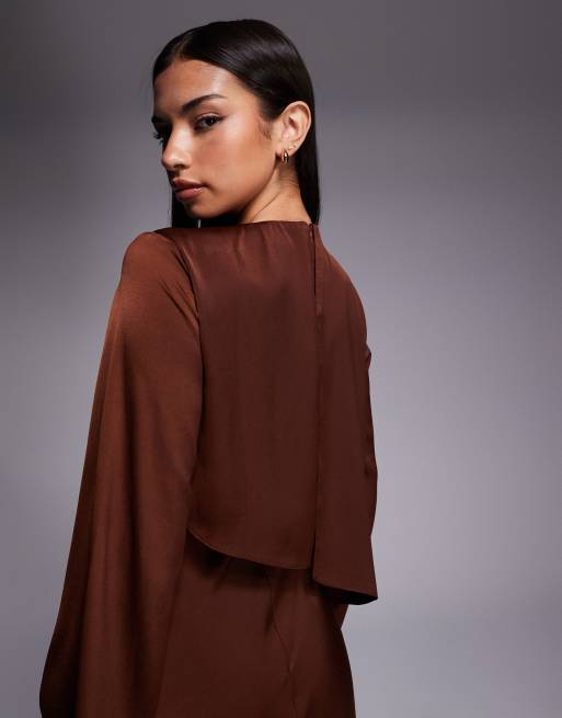 ASOS DESIGN – Langärmliges Maxikleid aus Satin in Schokobraun mit Cape-Detail  , 4 von 4