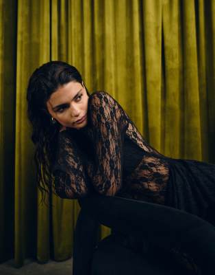 ASOS DESIGN - Langärmliges Maxikleid aus Spitze in Schwarz mit Rüschen am Rück
