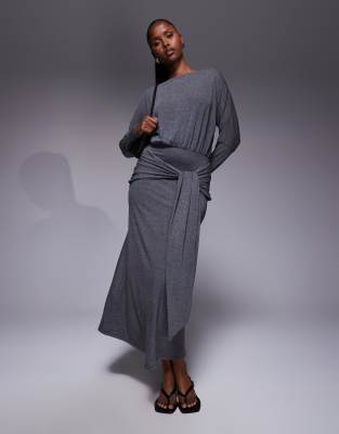 ASOS DESIGN - Langärmliges Maxikleid in Anthrazit mit U-Boot-Ausschnitt, Bindedetail und locker fallender Vorderseite-Gr...