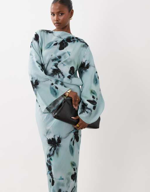 ASOS DESIGN – Langärmliges Maxikleid in Blau mit Schrägschnitt, gefalteter Taille und verschwommenem Blumenmuster, 2 von 4