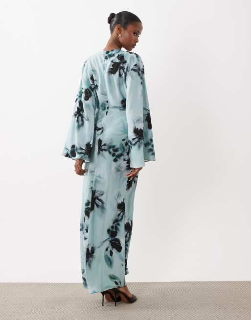 ASOS DESIGN – Langärmliges Maxikleid in Blau mit Schrägschnitt, gefalteter Taille und verschwommenem Blumenmuster, 3 von 4