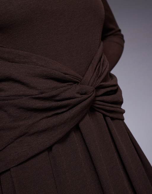 ASOS DESIGN – Langärmliges Maxikleid in Dunkelbraun mit U-Boot-Ausschnitt und Twist-Detail, 2 von 4