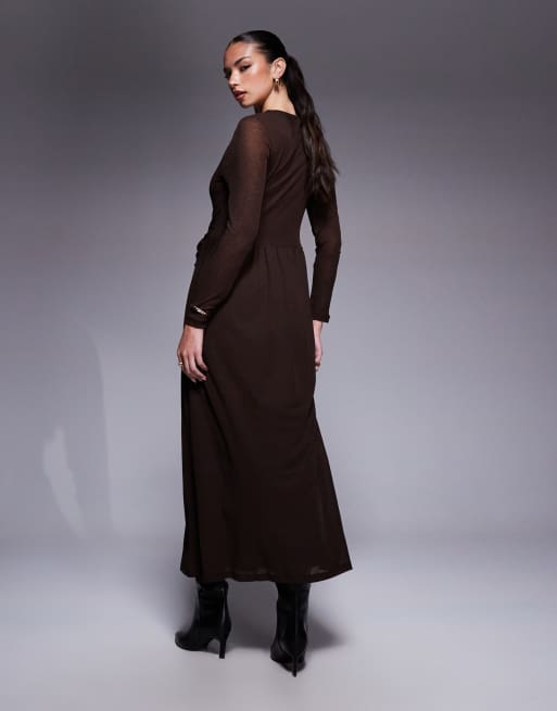 ASOS DESIGN – Langärmliges Maxikleid in Dunkelbraun mit U-Boot-Ausschnitt und Twist-Detail, 3 von 4