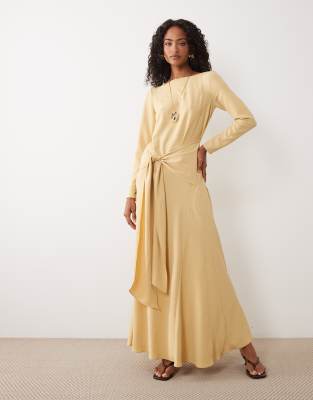 Langärmliges Maxikleid in Gold mit weitem Saum und kleinen Bindedetails Gold 36