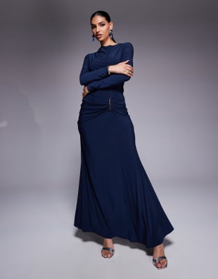 ASOS DESIGN - Langärmliges Maxikleid in Marineblau mit drapiertem Rock und Besatz
