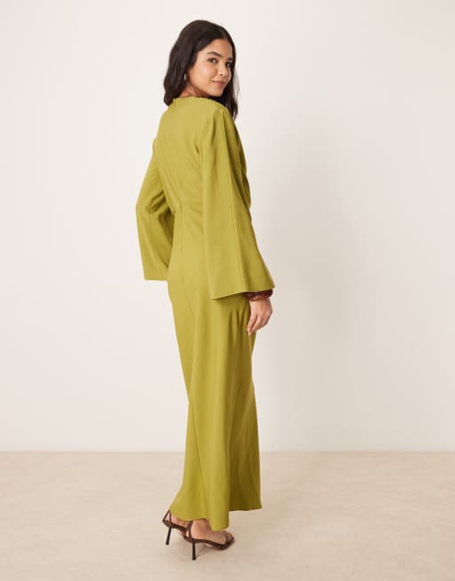 ASOS DESIGN – Langärmliges Maxikleid in Olivgrün mit eingestecktem, asymmetrischem Saum, 4 von 4