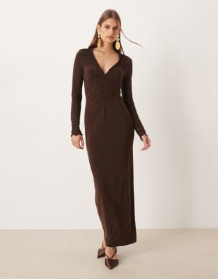 ASOS DESIGN - Langärmliges Maxikleid in Schokobraun mit geraffter Front-Brown