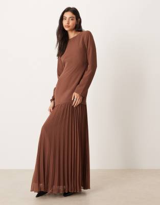 ASOS DESIGN - Langärmliges Maxikleid in Schokobraun mit plissiertem Rock-Brown