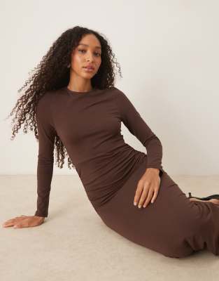 ASOS DESIGN - Langärmliges Maxikleid in Schokobraun mit tiefer, geraffter Taille-Brown