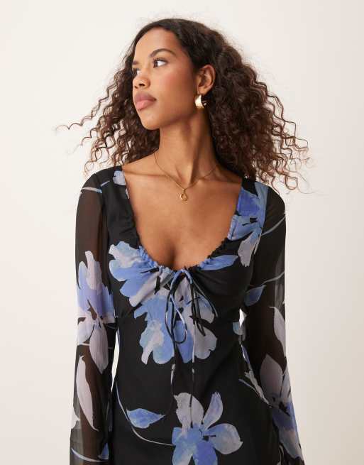 ASOS DESIGN – Langärmliges Midikleid aus Chiffon mit Bindedetail auf der Vorderseite, schrägem Saum und blauem Blumenmuster , 2 von 4