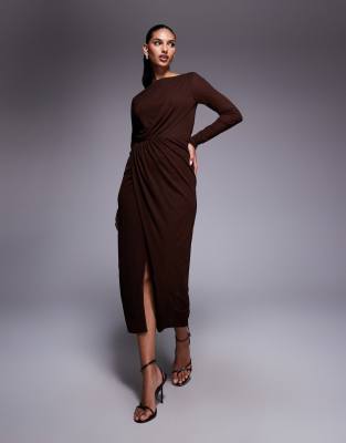 ASOS DESIGN - Langärmliges Midikleid aus strukturiertem Netzstoff in Schokobraun mit Schlitz vorne-Rot