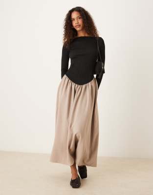 ASOS DESIGN - Langärmliges Midikleid in Schwarz und Beige mit tiefer Taille und U-Boot-Ausschnitt-Bunt