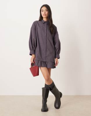 ASOS DESIGN - Langärmliges Mini-Hemdblusenkleid mit Rüschensaum, in schokobraun und marineblau kariert-Brown