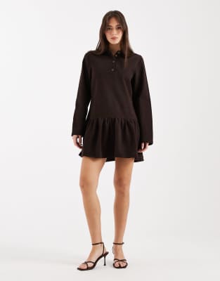 ASOS DESIGN - Langärmliges Mini-Jeanskleid in Braun mit tiefer Taille-Brown