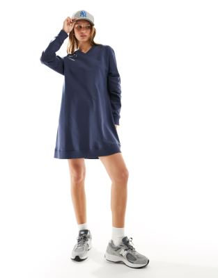 ASOS DESIGN - Langärmliges Mini-Sweatshirt-Kleid in Marineblau mit V-Ausschnitt