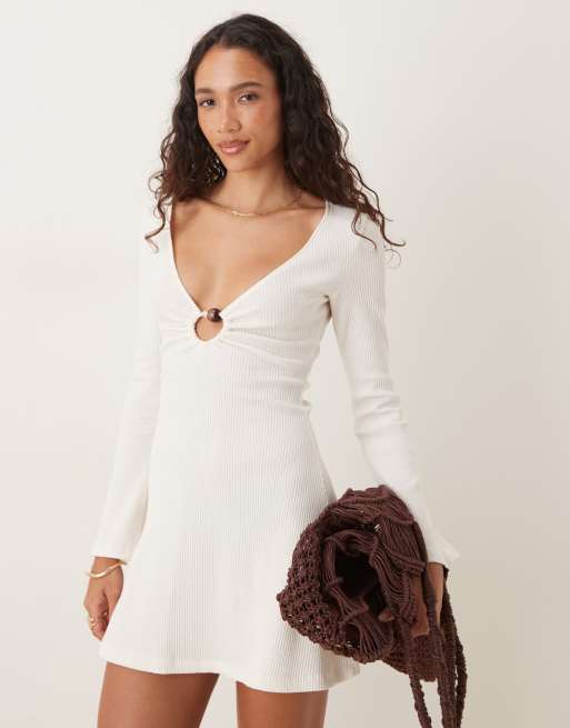 ASOS DESIGN – Langärmliges Minikleid aus Häkelstrick in neutralem Farbton mit Metallverzierung
