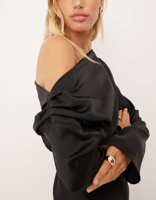 ASOS DESIGN – Langärmliges Minikleid aus Satin in Schwarz mit drapiertem One-Shoulder-Design, 3 von 4