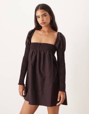 ASOS DESIGN - Langärmliges Minikleid in dunklem Burgunderrot mit geraffter Brustpartie und Knopfleiste vorn-Schwarz