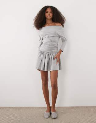 ASOS DESIGN - Langärmliges Minikleid in Grau mit weitem Rock