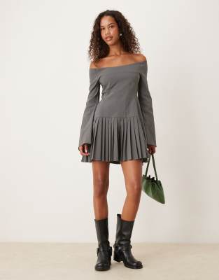 ASOS DESIGN - Langärmliges Minikleid in Schiefergrau mit Faltenrock