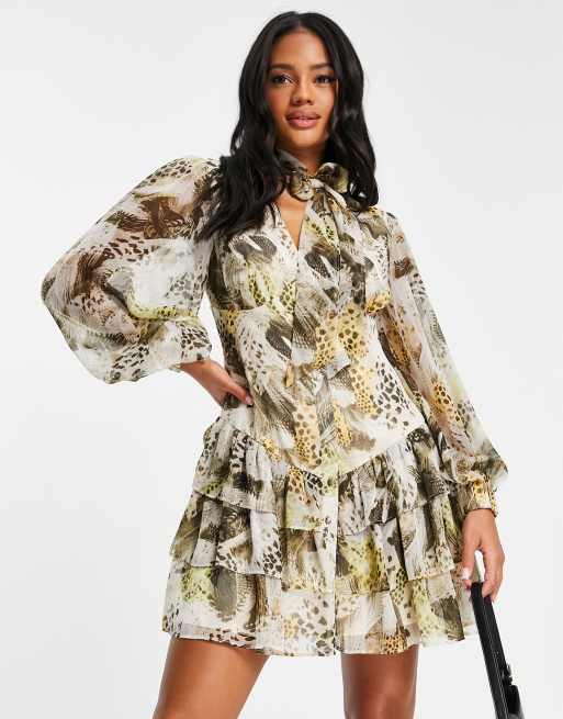 ASOS DESIGN – Langärmliges Minikleid mit Schluppe, gestuftem Rüschenrock und Printmix