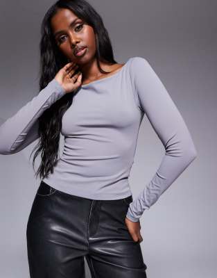 Thumbnail - ASOS DESIGN - Langärmliges, modellierendes Oberteil aus hochwertigem Material in Schiefergrau mit U-Boot-Ausschnitt