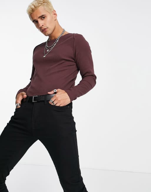 ASOS DESIGN – Langärmliges Muskelshirt in Braun mit Waffelstruktur, U-Boot-Ausschnitt