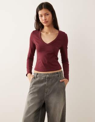 ASOS DESIGN - Langärmliges Oberteil aus Baumwolle in Burgunderrot mit V-Ausschnitt