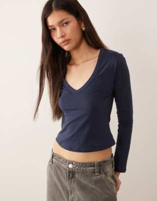 ASOS DESIGN - Langärmliges Oberteil aus Baumwolle in Marineblau mit V-Ausschnitt