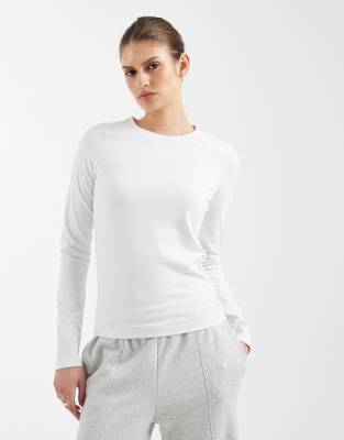 ASOS DESIGN - Langärmliges Oberteil aus Baumwolle in Weiß mit Rundhalsausschnitt