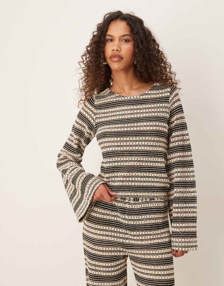 ASOS DESIGN - Langärmliges Oberteil aus Häkelstrick mit gebundenem Rückenausschnitt und monochromem Streifenmuster, Komb...