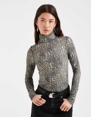 ASOS DESIGN - Langärmliges Oberteil aus Jersey mit Rollkragen und Leopardenmuster-Bunt