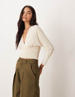 ASOS DESIGN - Langärmliges Oberteil aus Modal in Kokosmilchweiß mit abgenähten Einsätzen