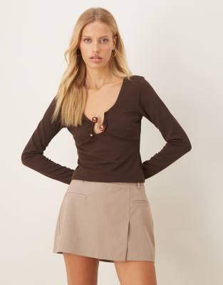 ASOS DESIGN - Langärmliges Oberteil aus neoprenartigem Material in Schokobraun mit Perlenbesatz-Brown