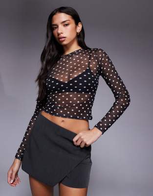 ASOS DESIGN - Langärmliges Oberteil aus Netzstoff in Schwarz mit weißen Polka-Dots-Bunt