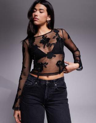 ASOS DESIGN - Langärmliges Oberteil aus Netzstoff mit Blumenmotiv mit Paillettenstickerei und hängenden Perlenverzierung...