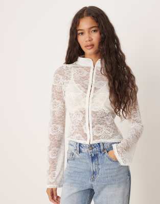 ASOS DESIGN - Langärmliges Oberteil aus Spitze in Elfenbeinweiß mit Stehkragen
