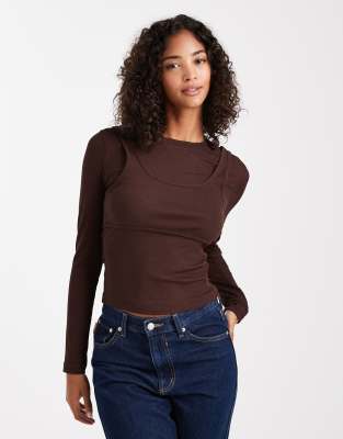 ASOS DESIGN - Langärmliges Oberteil aus strukturiertem Netzstoff in Schokobraun mit Camisole-Schicht-Brown