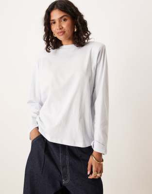 ASOS DESIGN - Langärmliges Oberteil in Babyblau mit anliegendem Rundhalsausschnitt und Schulterpolstern