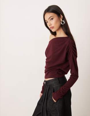 ASOS DESIGN - Langärmliges Oberteil in beerenroter Strickoptik mit abfallender Schulterpartie