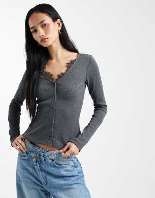 ASOS DESIGN - Langärmliges Oberteil in Blau mit V-Ausschnitt und schwarzem Spitzenbesatz