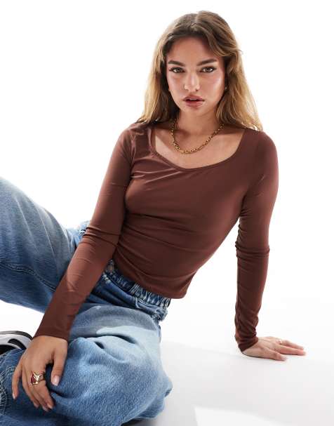 ASOS DESIGN – Langärmliges Oberteil in Braun mit extremem U-Ausschnitt - view 1