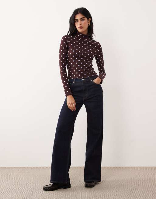 ASOS DESIGN – Langärmliges Oberteil in Braun mit Polka Dots und Stehkragen, 2 von 4